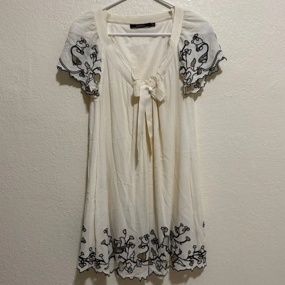 Ark‎ & Co Cream Floral Embroidered Scallop Hem Mini Dress Small DJ20144B